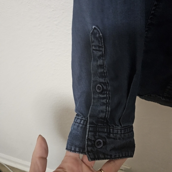 Bella Dahl chambray button down vneck top Size small - Picture 2 of 9